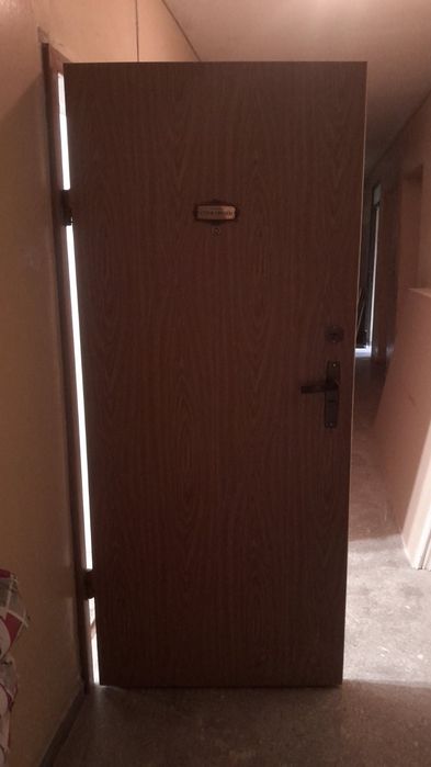 Масивна входна врата