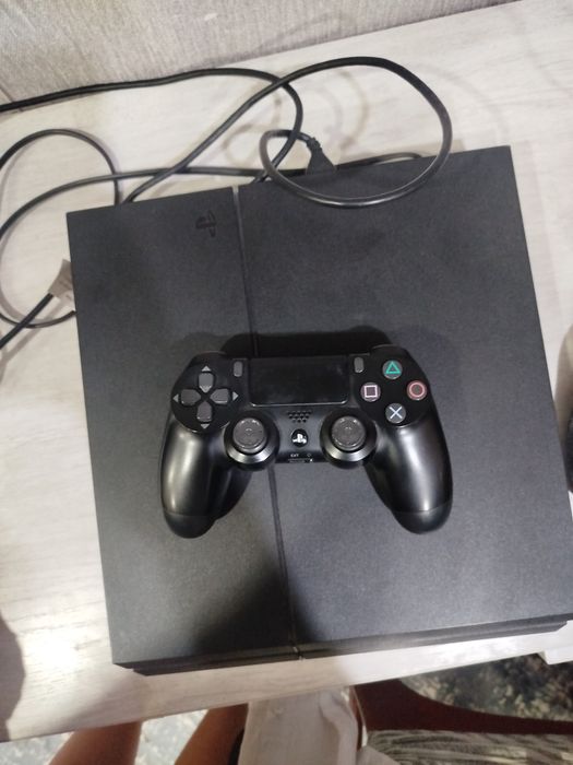 Продам playstation 4 там есть пс + экстра с 400 играми не прошитая