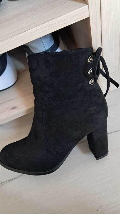 Дамски боти с дебел ток