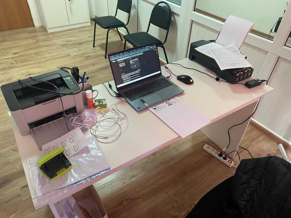 Компьютерный стол в отличном состоянии