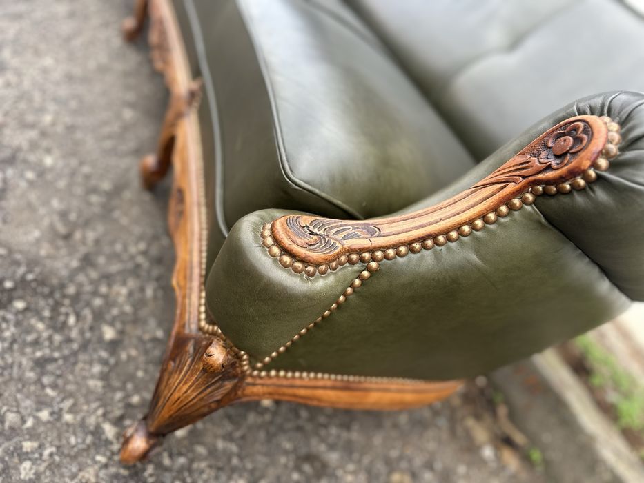 Кожен диван с масив и дърворезба