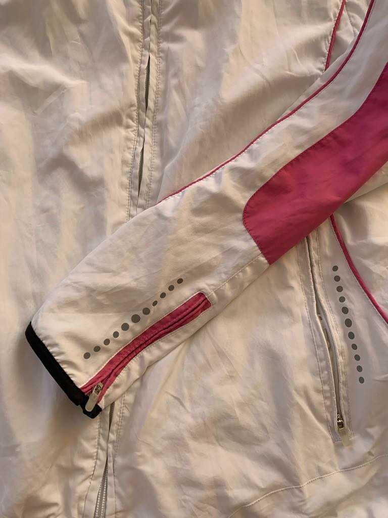Спортно дамско ветроустойчиво яке и бял панталон