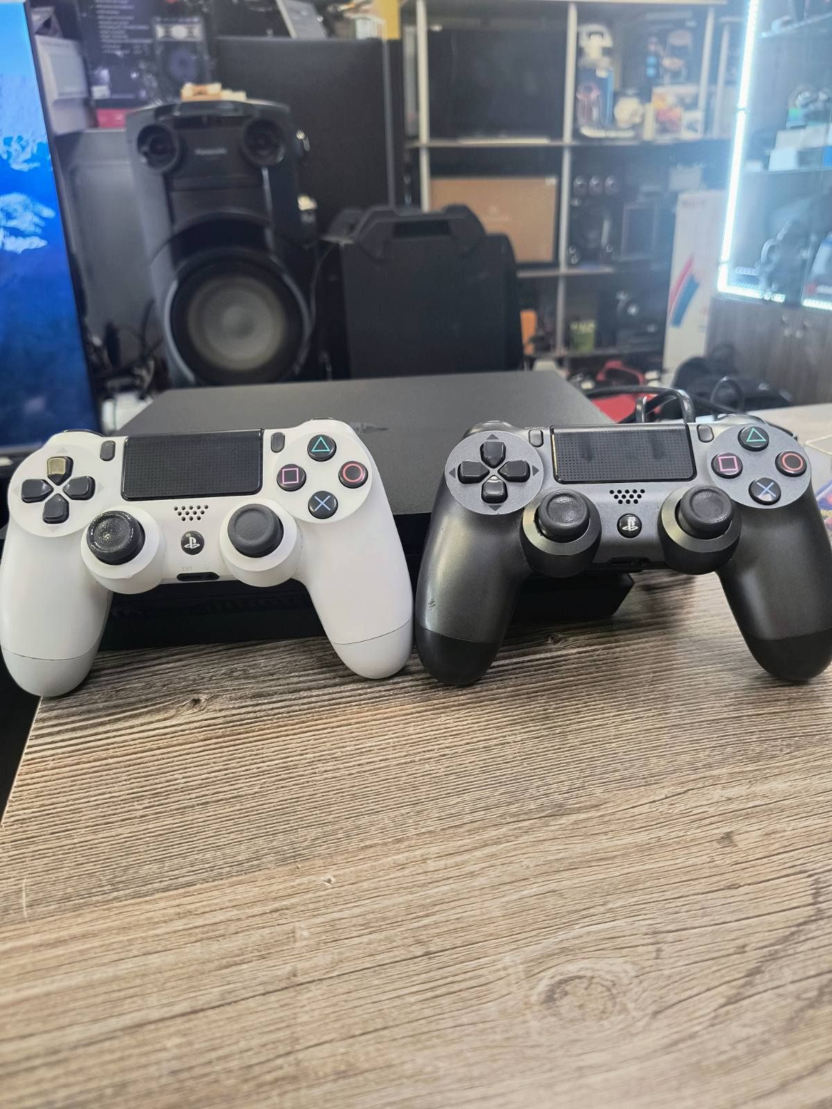 Sony Playstation 4 Pro / PS4 Pro / 1TB два джойстика