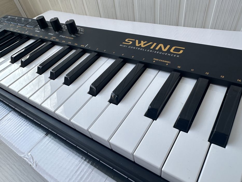 Продам MIDI-клавиатуру Behringer SWING