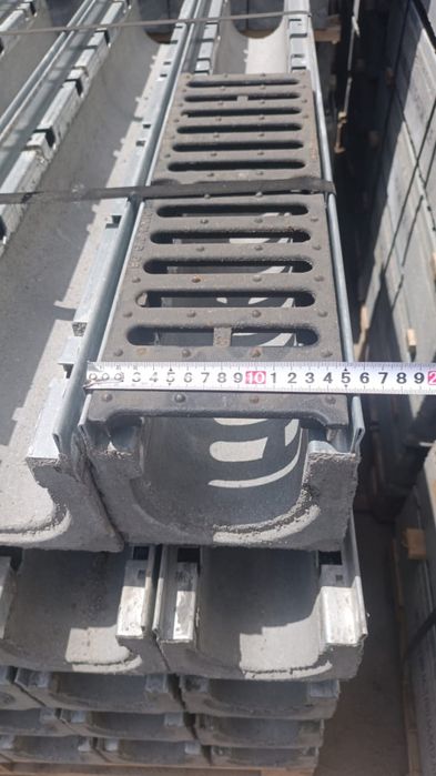 Бетонный арык с чугунной решеткой, лоток бетонный с решеткой