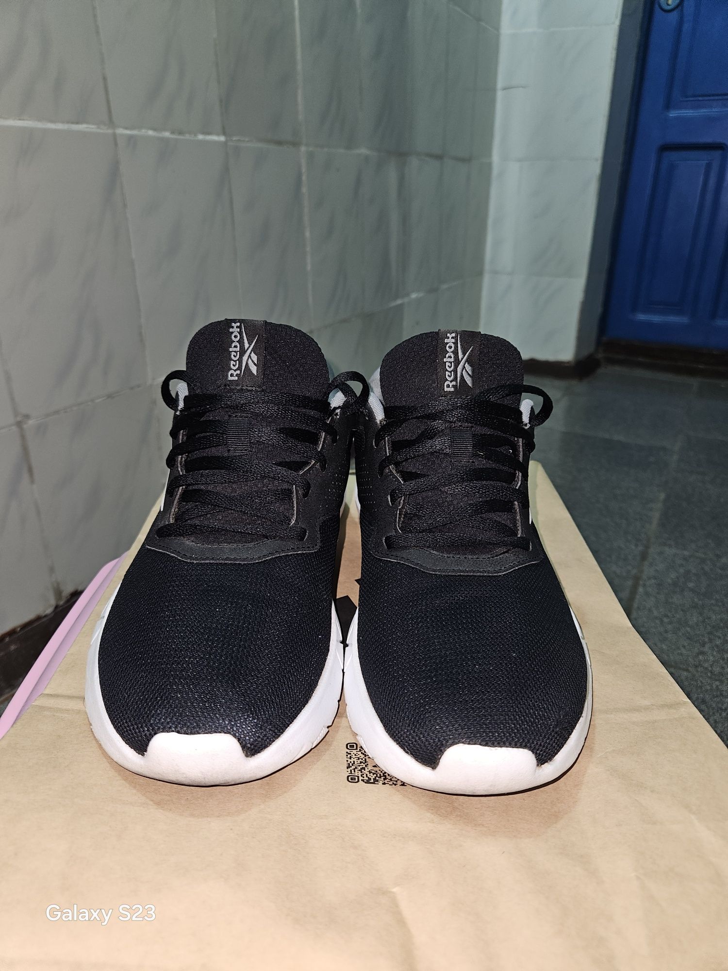 крософка марки Reebok
