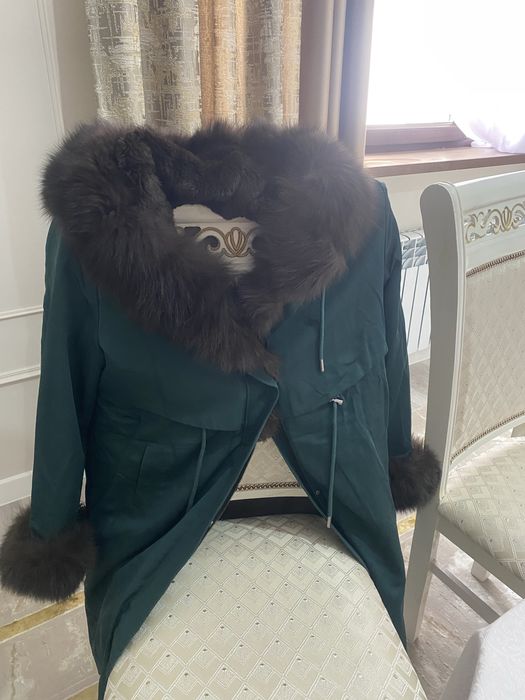 Продам парку одевала пару недель мех писец