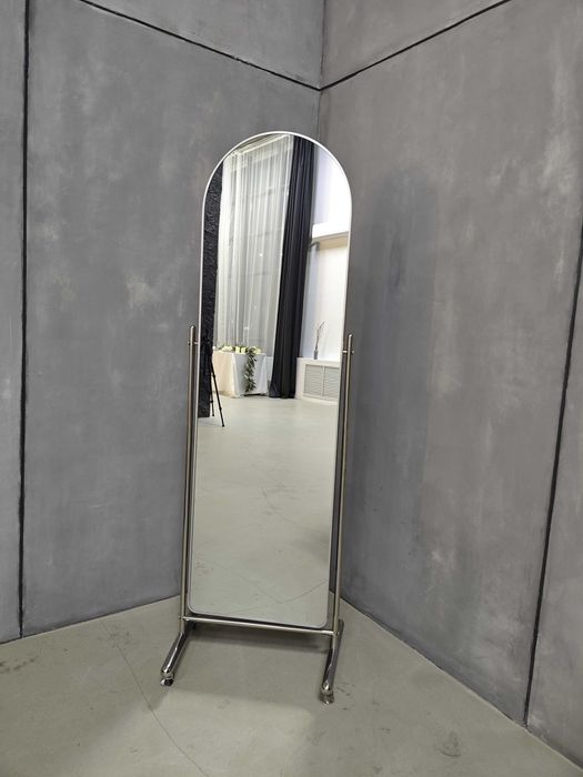 Красивое зеркало на колесиках во весь рост