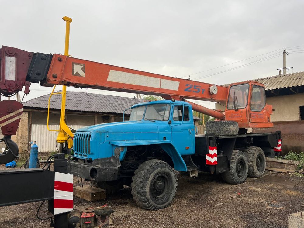 Ural kran vezdixod 25t avtokran