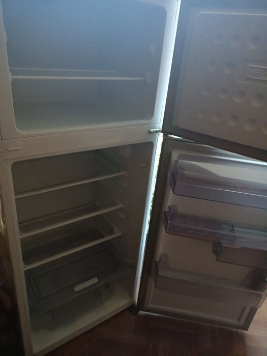 Хладилник BEKO с горна камера.Закупен е 2020 год.Работил е 2,5 години.