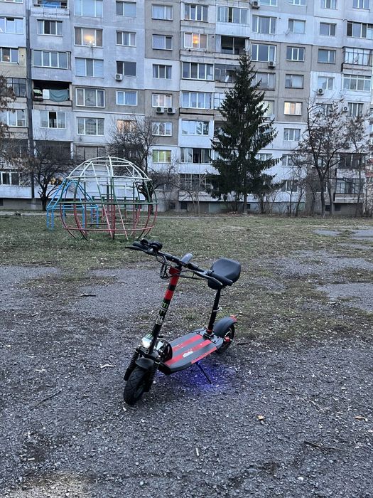 Електрическа тротинетка със седалка