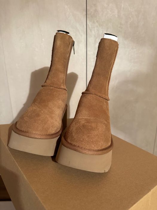 UGG Велурени ботуши до прасеца Classic Twin