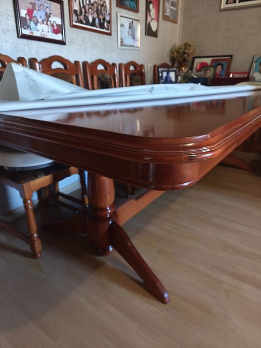 Продаётся обеденный стол с двенадцатью стульями