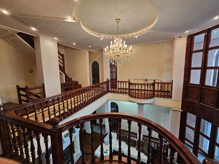 Продается дом на земле в центре города