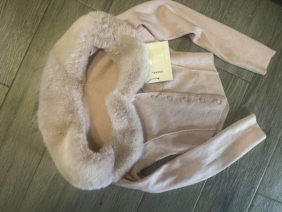 Жилетка  с втален силует и яка която се сваля