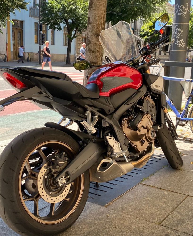 Mă vând la 7900 € – Honda CB650R 2024, e-Clutch, 94 CP, ca nouă