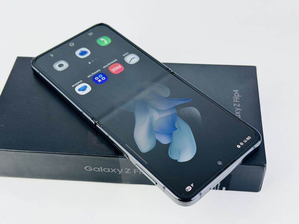 КАТО НОВ! Samsung Galaxy Z Flip 4 5G 128GB 8RAM Graphite Гаранция!