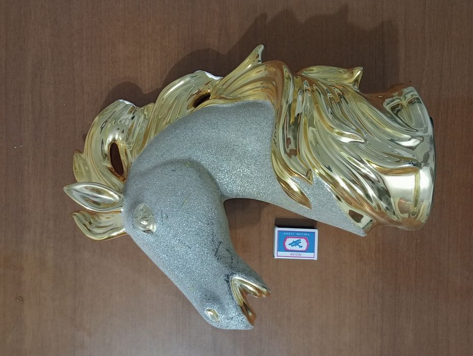 Продам статуэтку лошади. Высота 37 см.