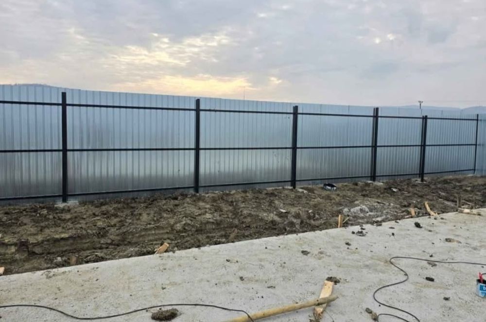 Vând  garduri  din sipca metalica  sau plasa bordurata
