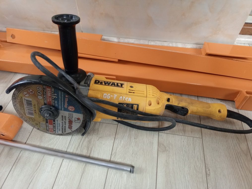 Угловая шлифмашина DeWalt DWE493