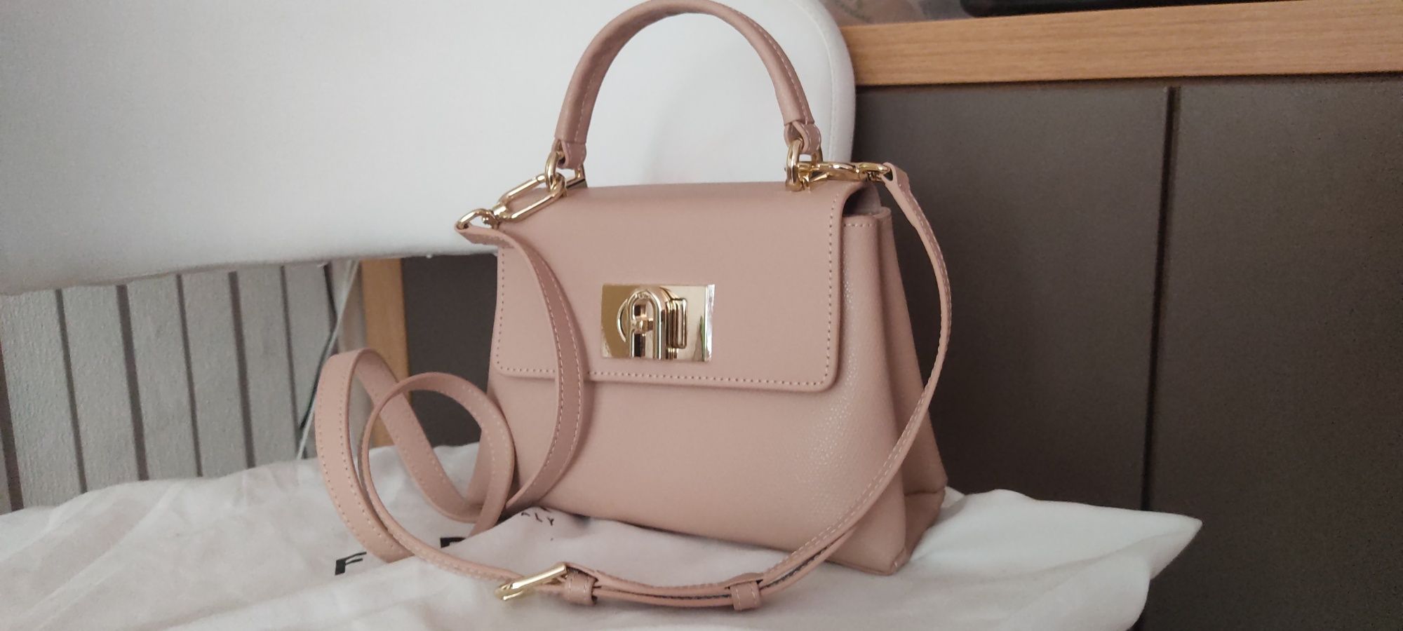 Чанта Furla, кожена, пепел от рози