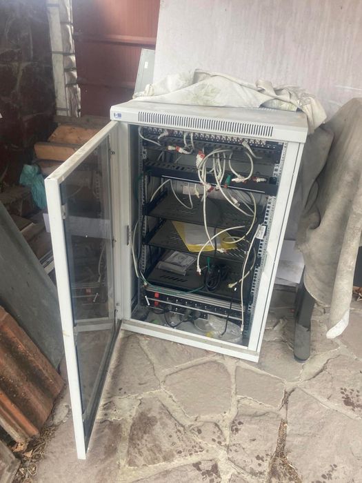 Комуникационен шкаф, оборудван