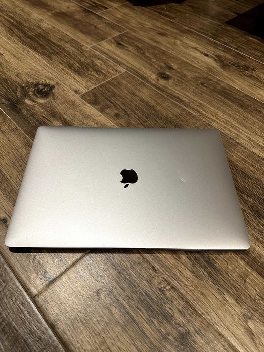 Продавам MacBook Pro 16" 2019 2.6GHz 6-Core i7/ 16GB RAM/ 512GB SSD