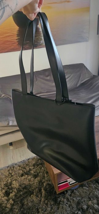 Geantă neagră spațioasă Zara cu lanț – elegantă și practică!