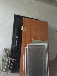 Дверь деревянный и пластик окна