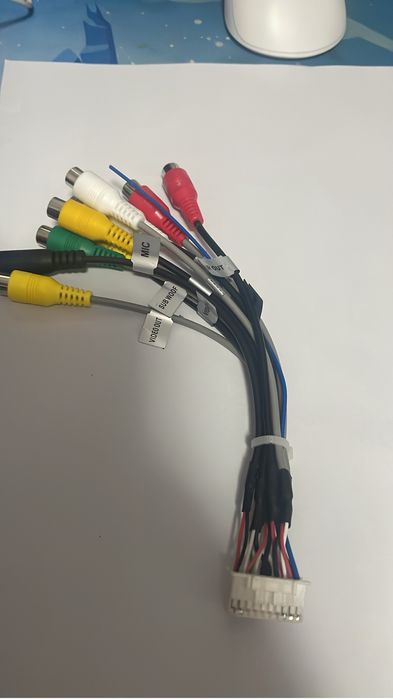 Adaptor rca 20 pini pt subwoofer navigatie,ecrane in tetiere,microfon