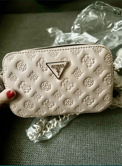 GUESS Чанта guess в розово