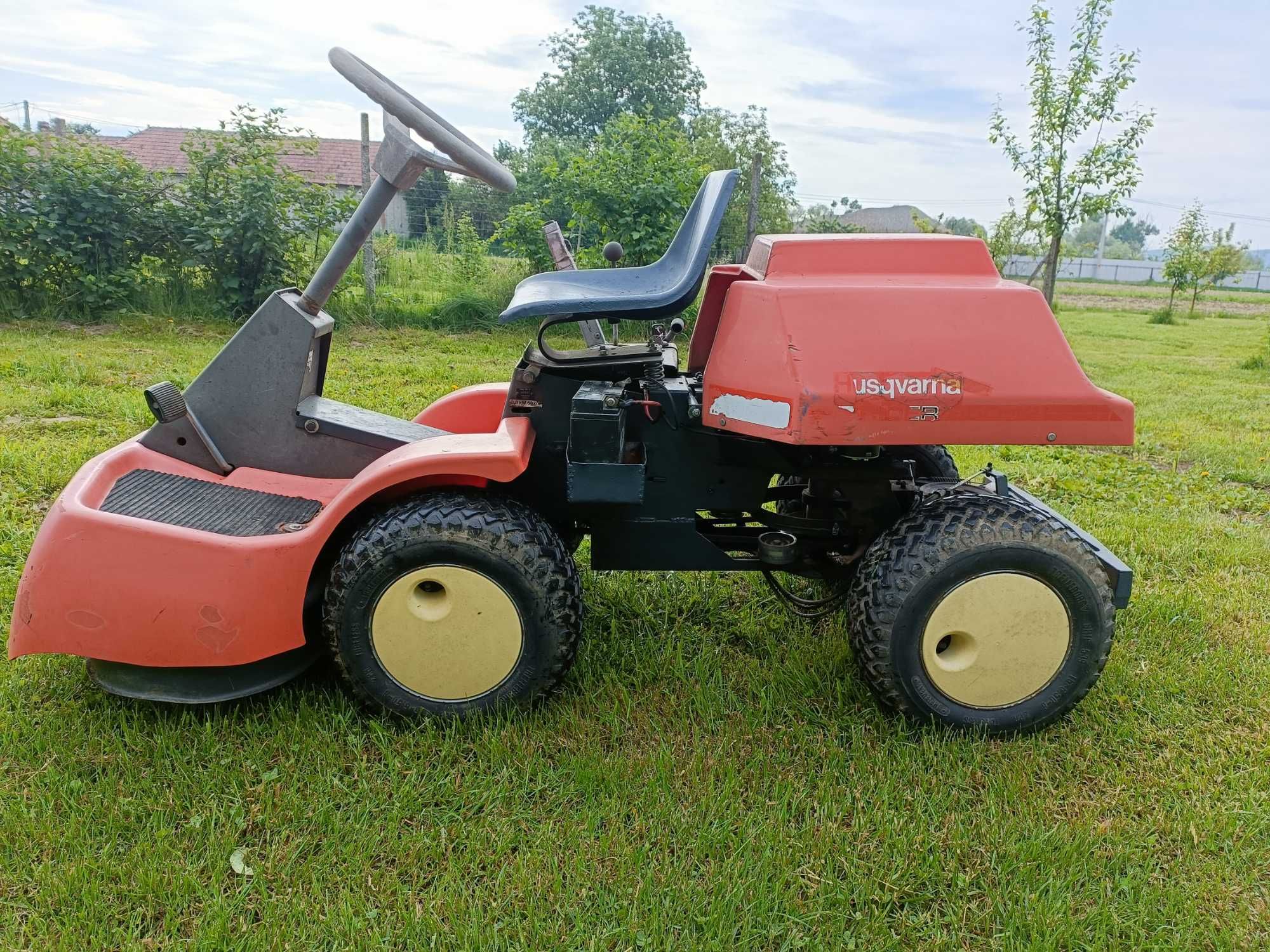 Tractoras tāiat gazon