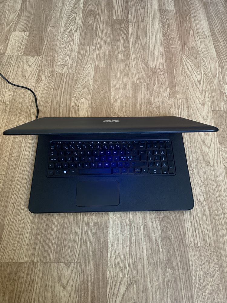 Laptop Hp Slim display mare 17,3 led,8gb ram,SSD 130gb m,cu incarcator