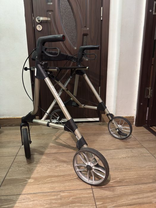 Cadru rulant din aluminiu cu sezut si frane pliabil