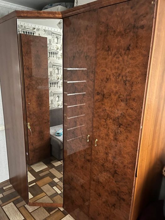 Шифонер состоит из 3 шкафов, угловой, плательный и для белья ,