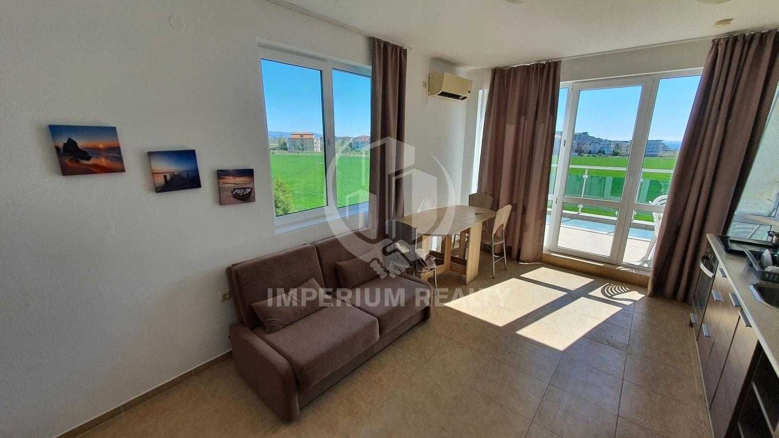 Уютен и слънчев двустаен апартамент с гледка море в Равда