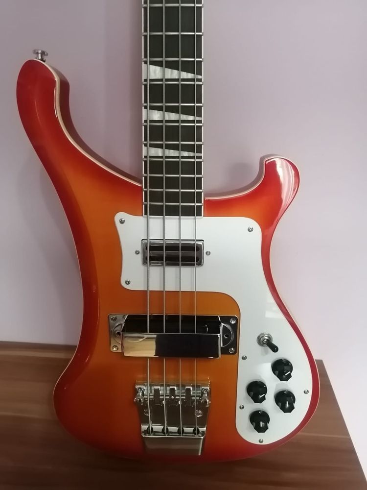 Продам бас гитару Rickenbacker в идеальном состоянии