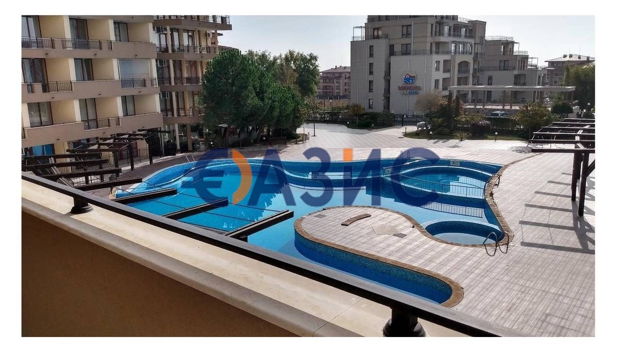 Тристаен апартамент с изглед към басейна, в комплекс Луксор в Свети