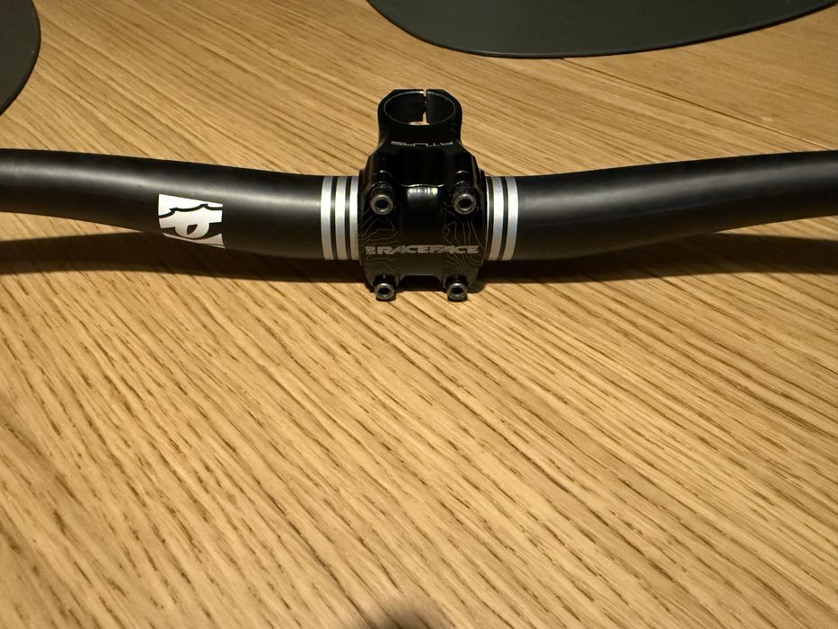 Здравейте, продавам карбоново кормило Raceface SIXC и лапа Rface Atlas