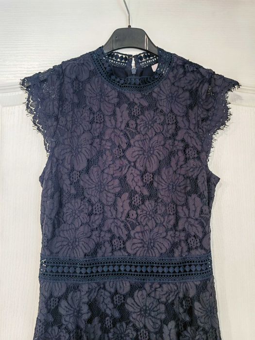 Тъмно синя дантелена рокля