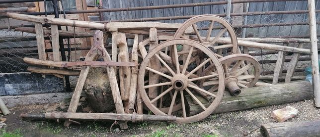 Componente car vechi din lemn pentru boi