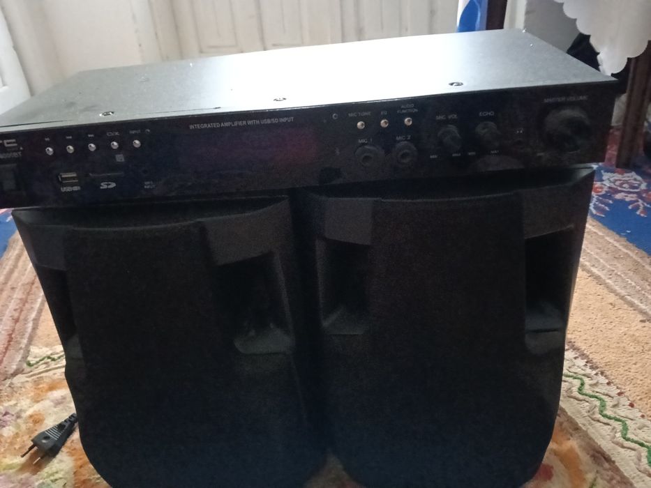 Vând stație cu boxe. Și o boxa portabila.