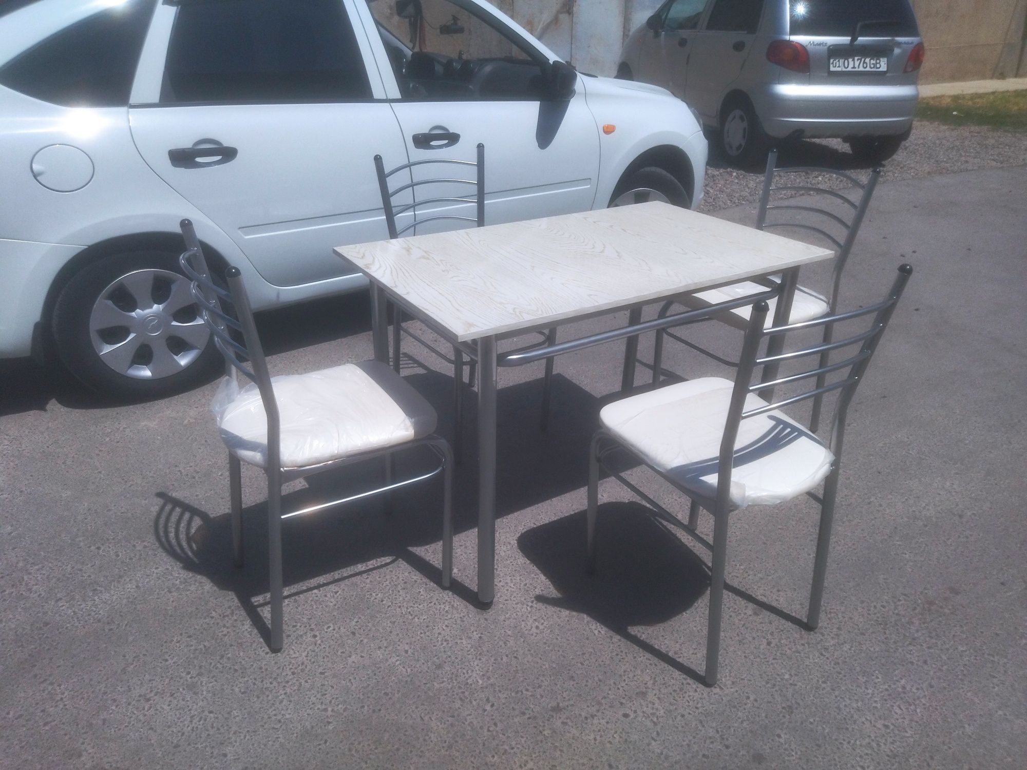Кухонный стол с стульями для дома кафешки и других заведений