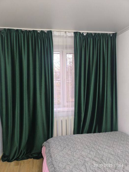 Продам шторы фиолетового и изумрудного цвета