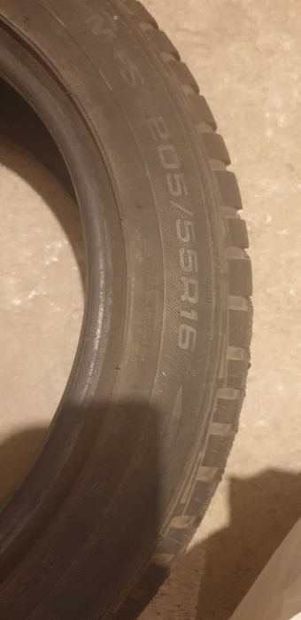 Почти нови зимни гуми Goodyear 205/55/16 - 2 бр. + подарък