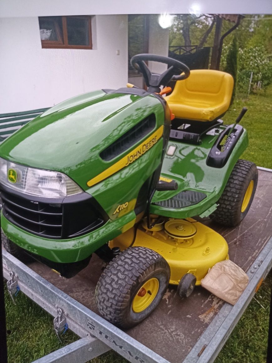 Tractoras tuns iarba John Deere x110