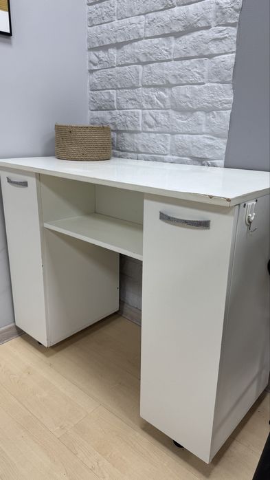 Продам стол для мастера маникюра