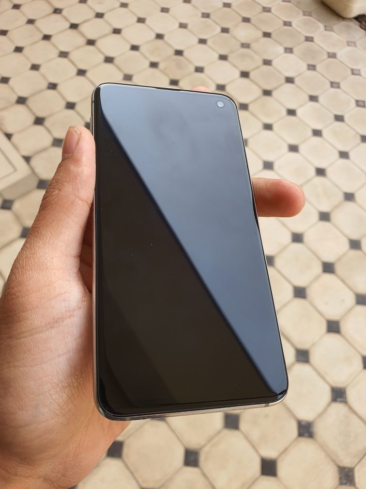 Samsung Galaxy S10e DUOS. OzU 8 GB. Joyi 128 GB. Garantya beriladi