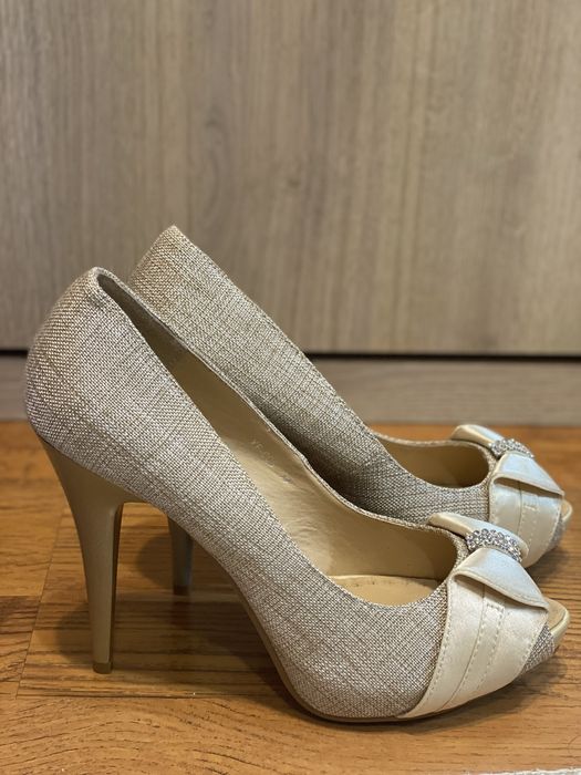 Обувки нови.