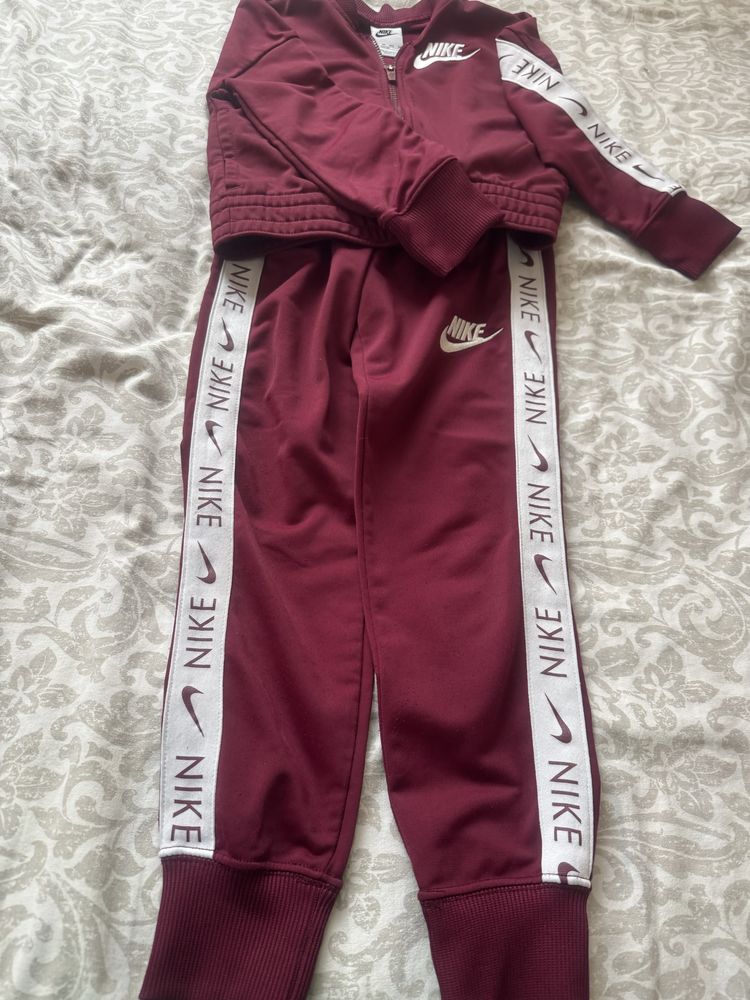 Оригинален анцуг nike за момиче